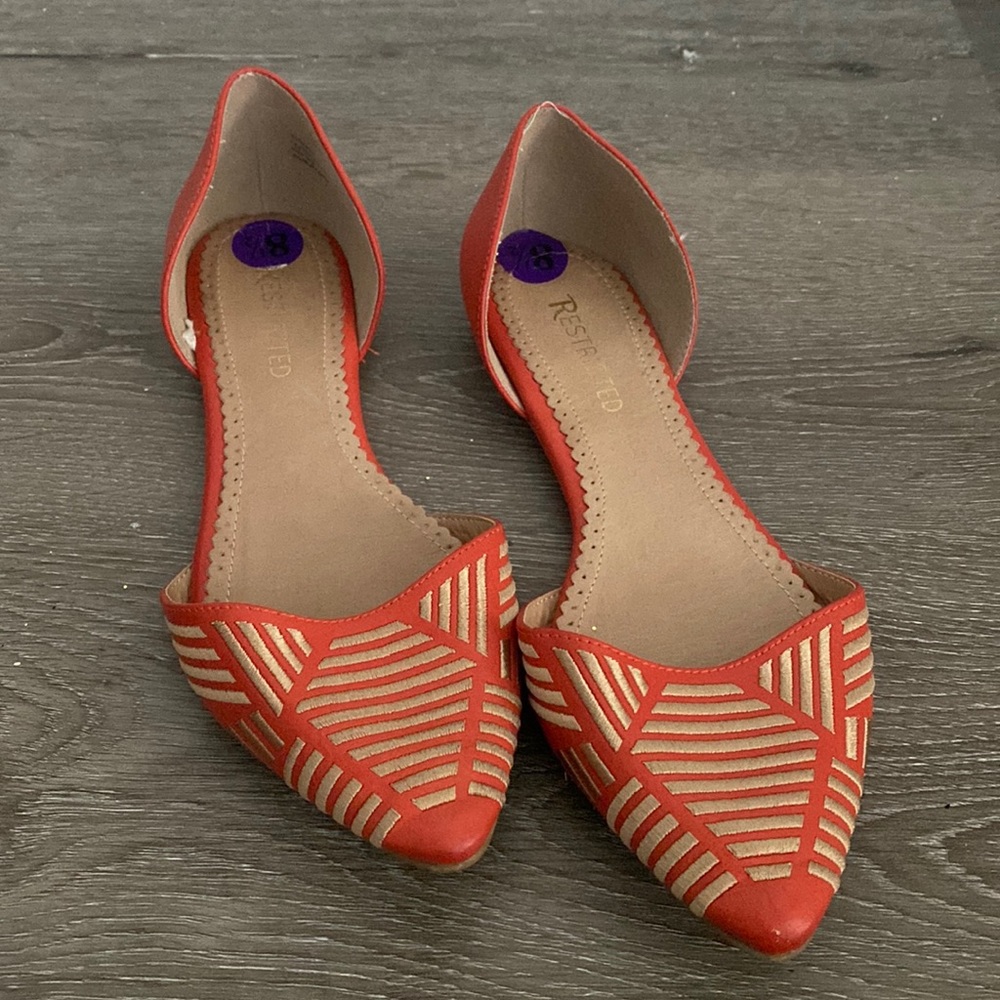 Restricted 8.5 orange and gold flats